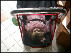 嬰兒推車-網狀材質，可清楚的看到小嬰兒