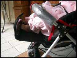 嬰兒車放腳處可調整，小嬰兒很舒服